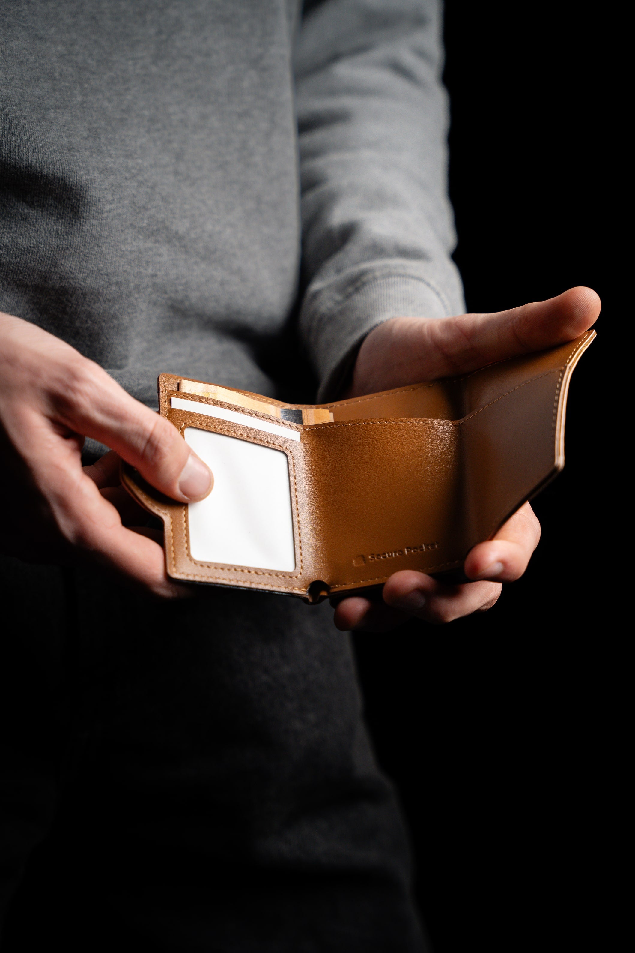Secure Pocket – Portafoglio Slim con AirTag & Protezione RFID
