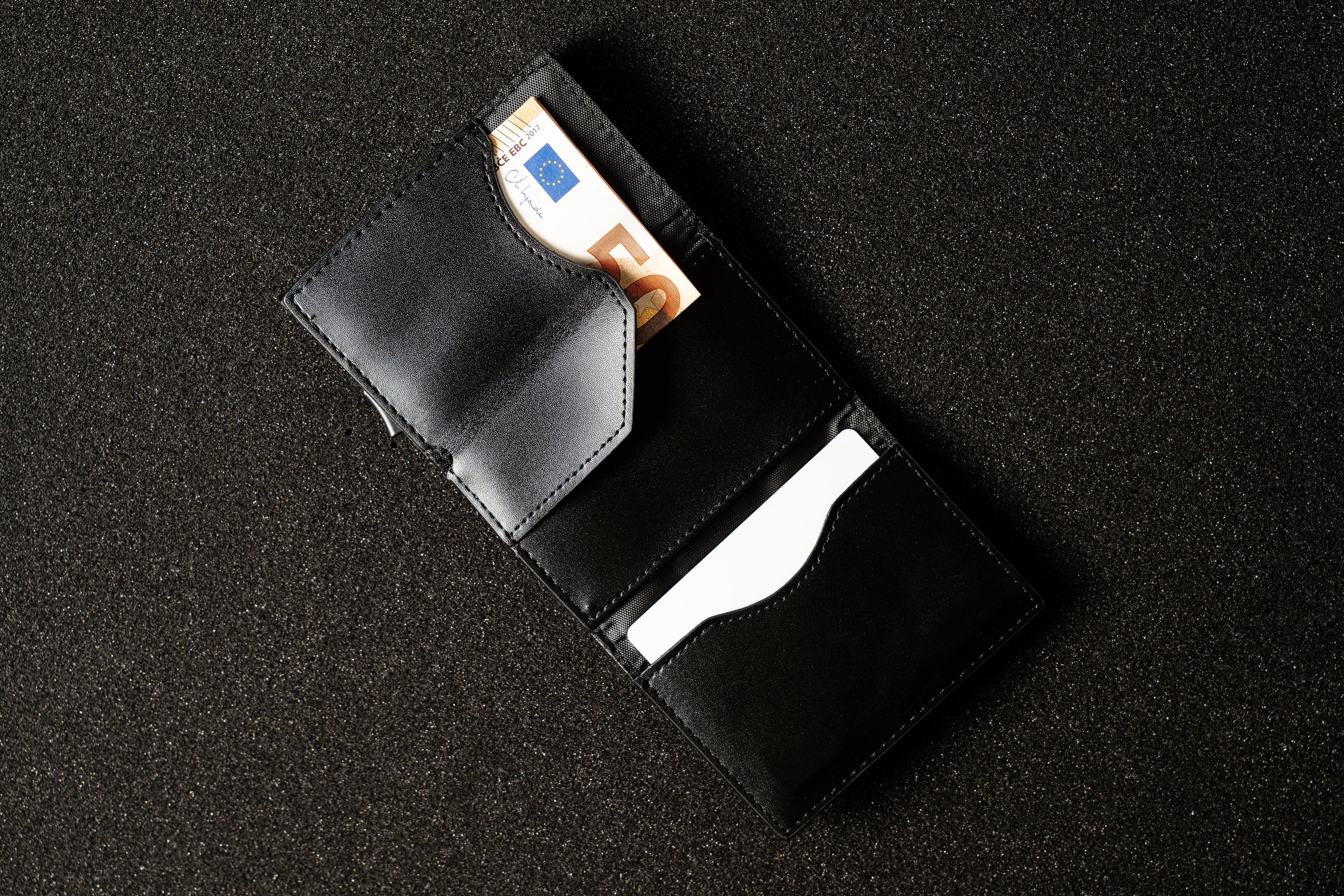 Secure Pocket – Portafoglio Slim con AirTag & Protezione RFID
